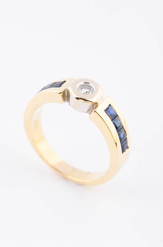 White/yellow gold ring with brilliant and square cut sapphires