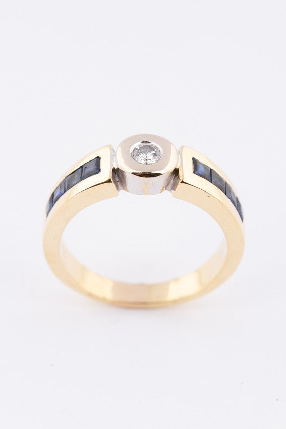 White/yellow gold ring with brilliant and square cut sapphires