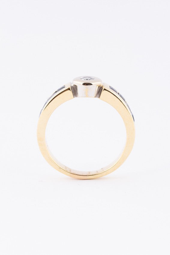 White/yellow gold ring with brilliant and square cut sapphires