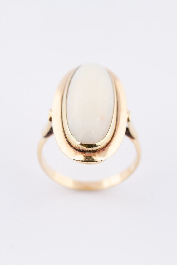 Gouden ring met melk opaal