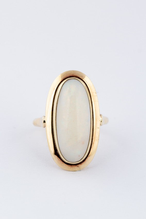 Gouden ring met melk opaal