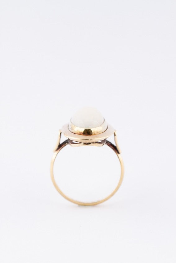 Gouden ring met melk opaal
