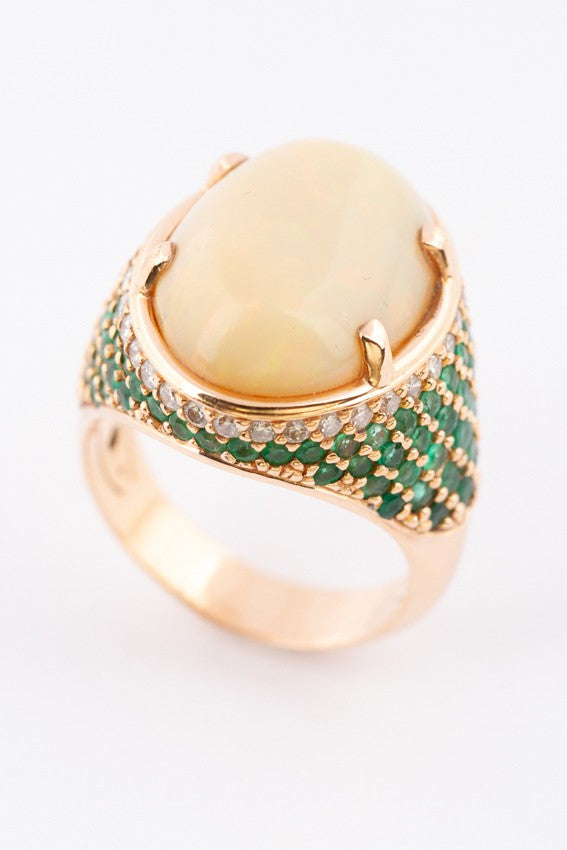 Gouden ring met opaal, briljanten en smaragden