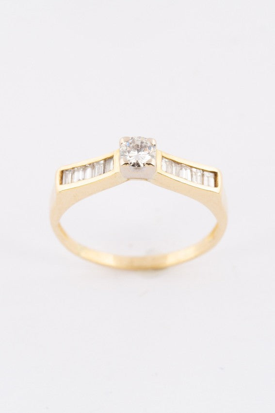 Gouden solitair ring met een briljant en baguette geslepen diamanten