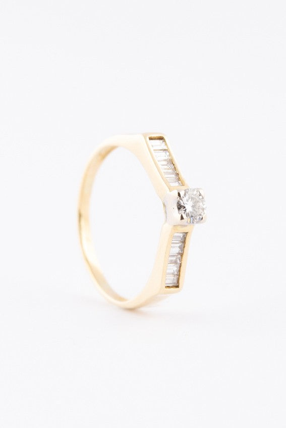 Gouden solitair ring met een briljant en baguette geslepen diamanten