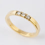 Gouden rij ring met 3 briljanten. Totaal ca. 0.24 ct.