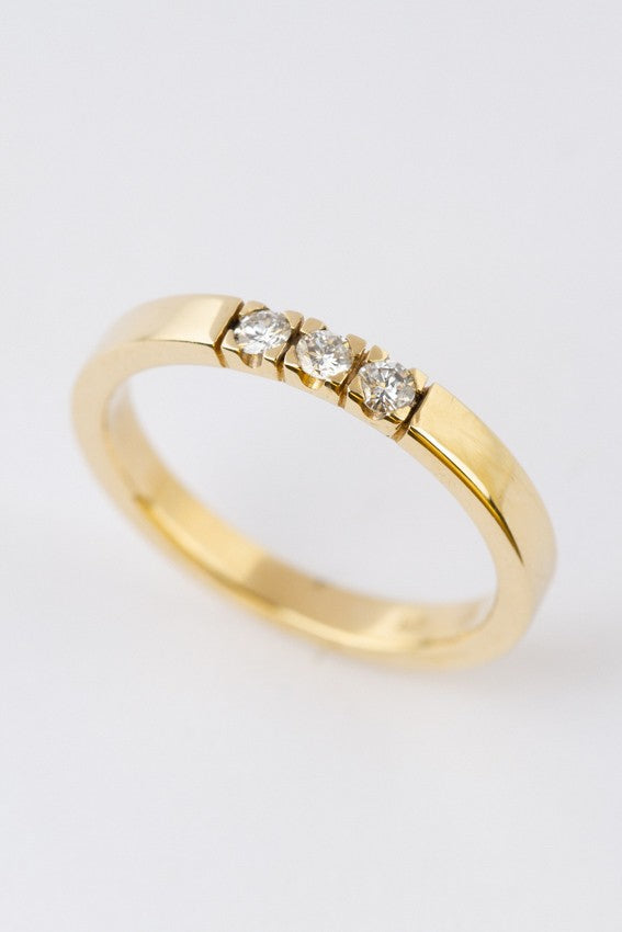 Gouden rij ring met 3 briljanten. Totaal ca. 0.24 ct.