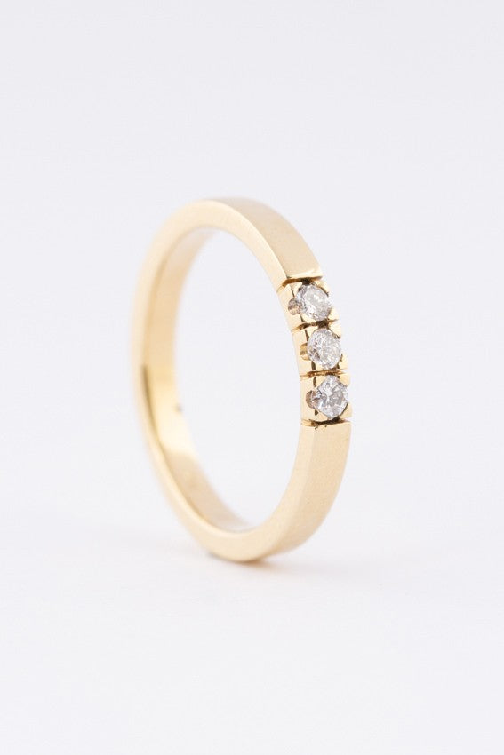 Gouden rij ring met 3 briljanten. Totaal ca. 0.24 ct.