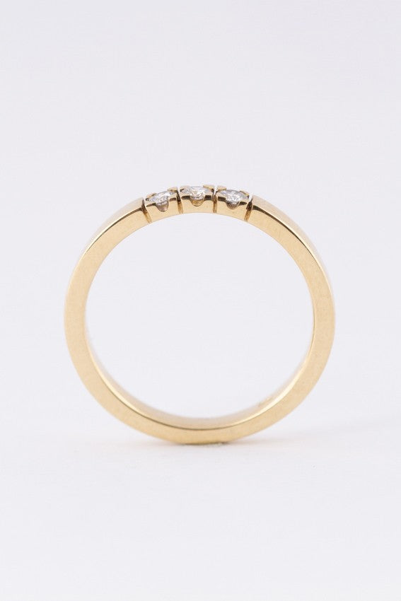 Gouden rij ring met 3 briljanten. Totaal ca. 0.24 ct.
