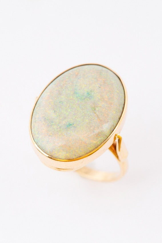 gouden ring met opaal in gesteente