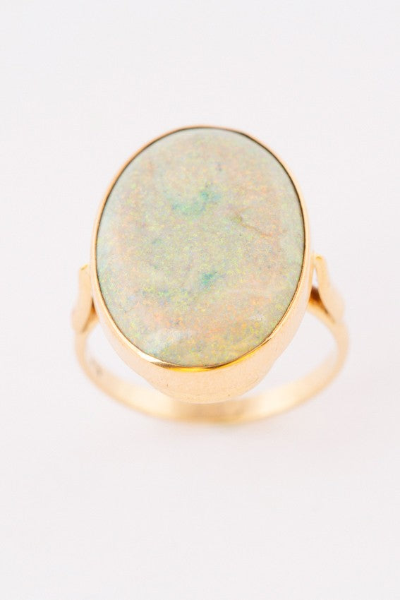 gouden ring met opaal in gesteente
