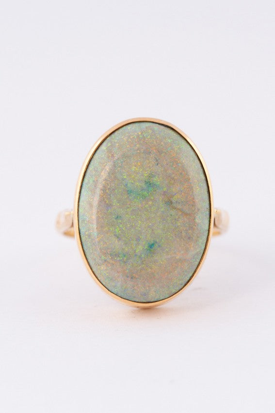 gouden ring met opaal in gesteente