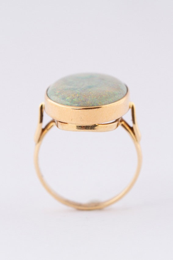 gouden ring met opaal in gesteente