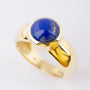 Gouden ring met cabochon geslepen lapis lazuli