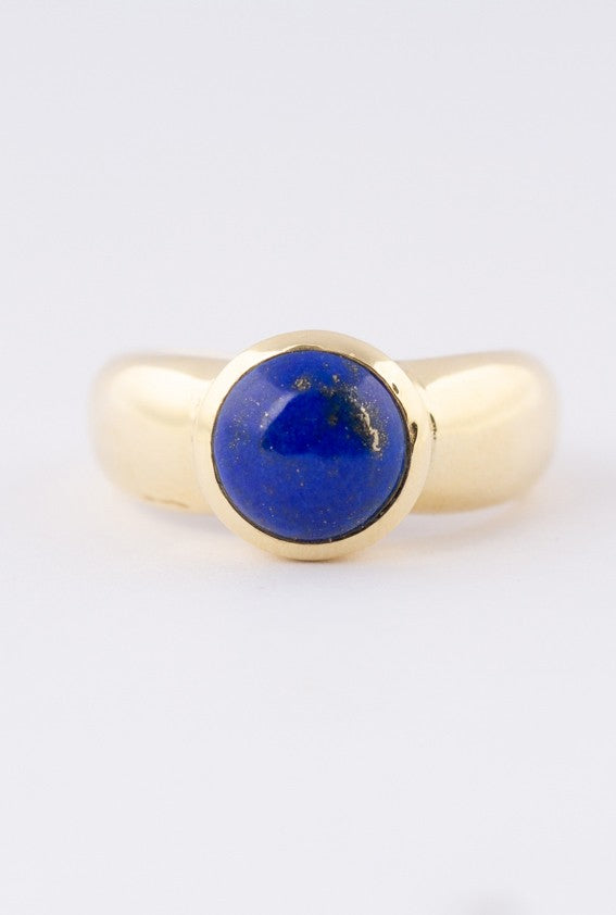 Gouden ring met cabochon geslepen lapis lazuli