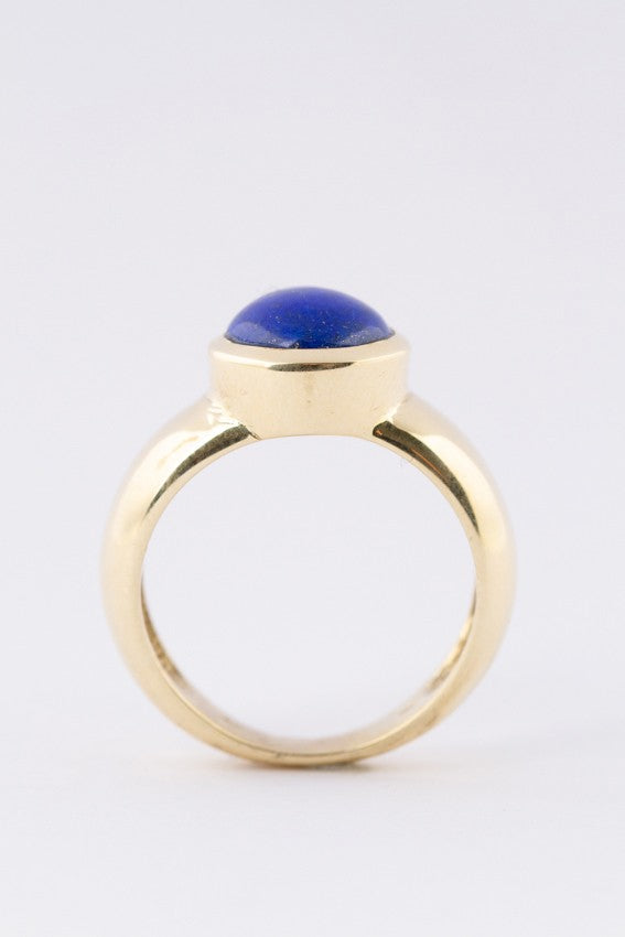 Gouden ring met cabochon geslepen lapis lazuli