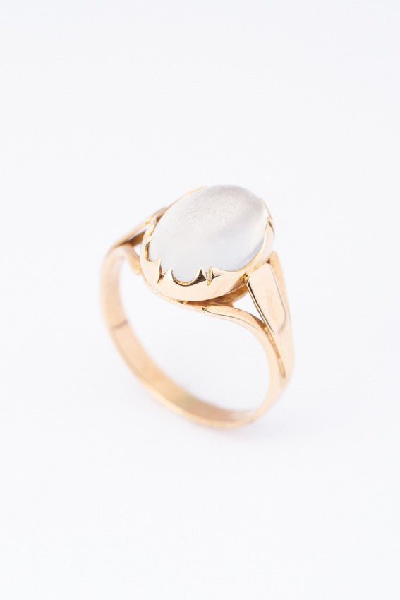 Gouden ring met maansteen