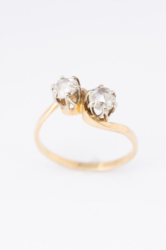 Gouden slag ring met 2 roos geslepen diamanten
