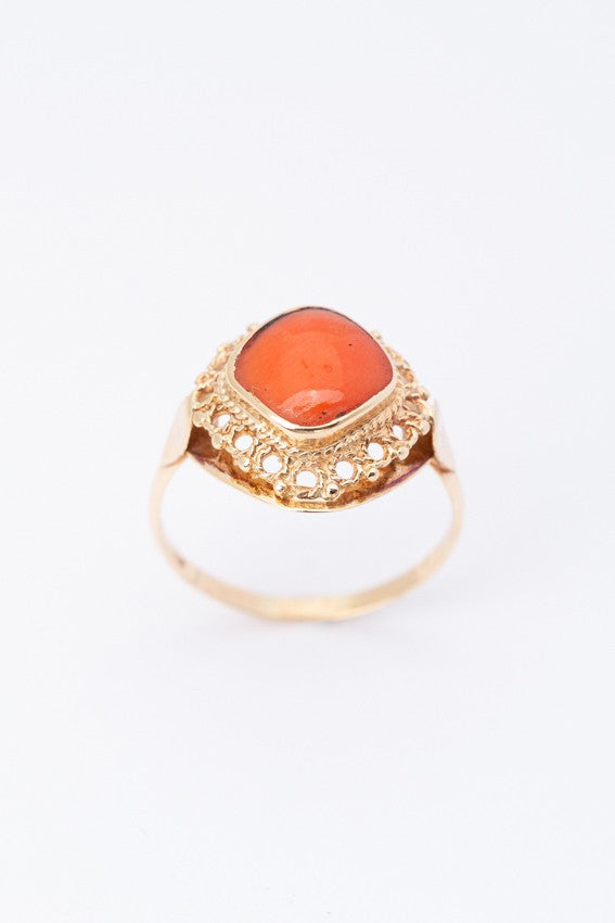 Gouden ring met bloedkoraal