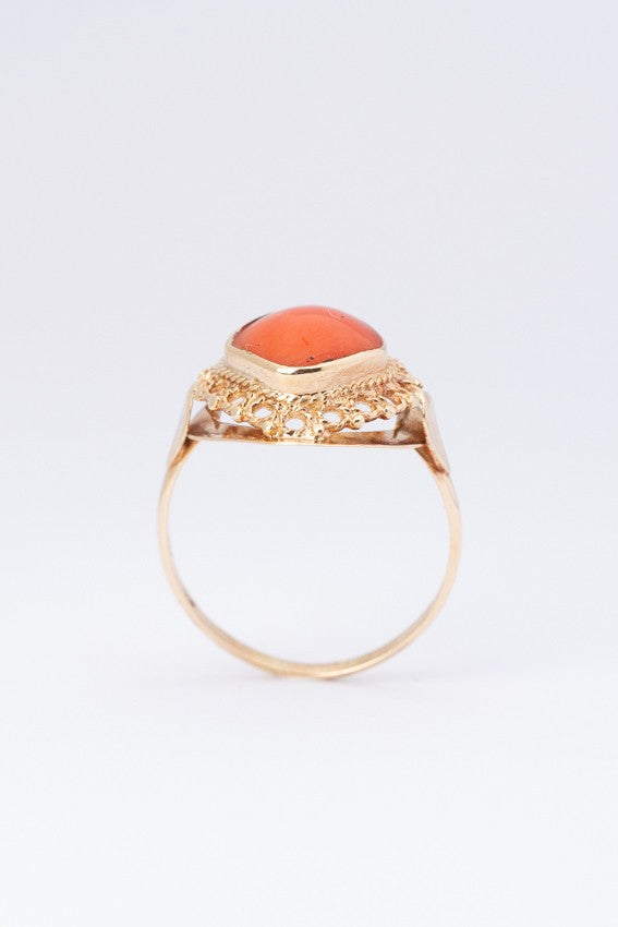 Gouden ring met bloedkoraal
