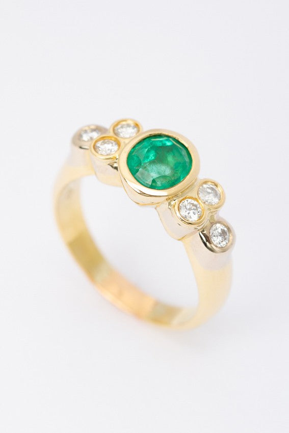 Gold ring with an emerald and 6 diamonds