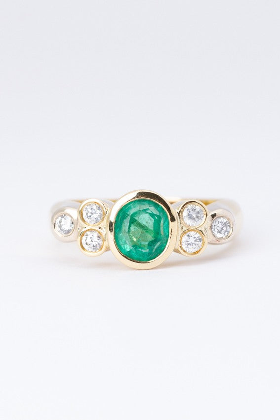 Gold ring with an emerald and 6 diamonds