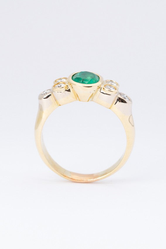 Gold ring with an emerald and 6 diamonds