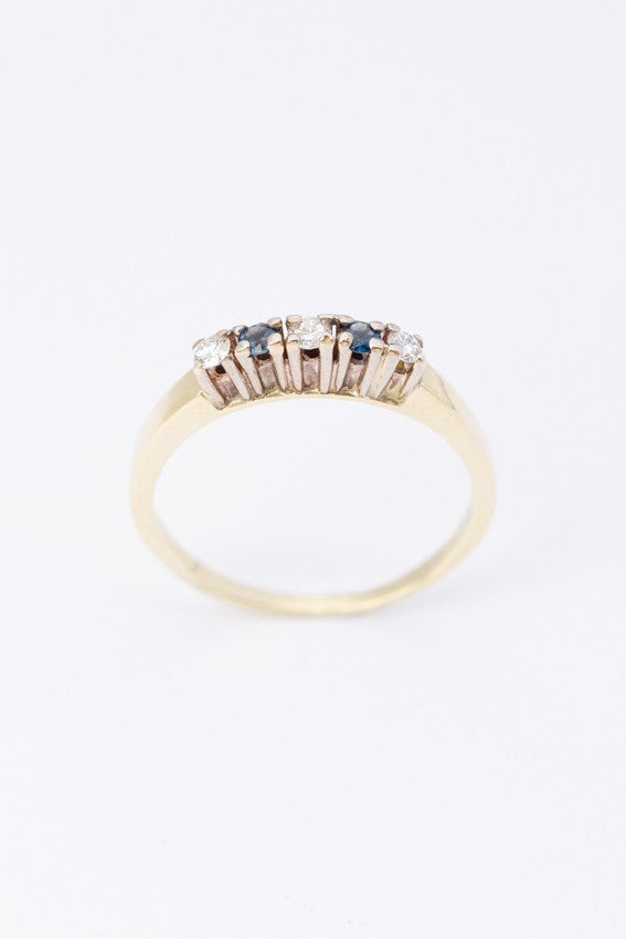 Gouden rij ring met 3 briljanten en 2 saffieren