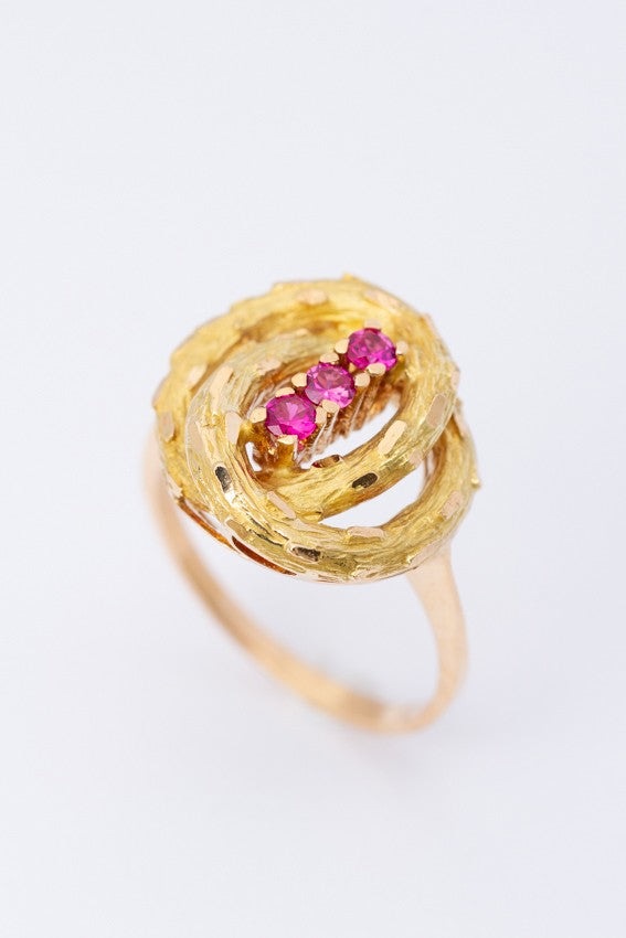 Gouden ring met robijnen