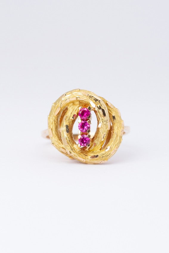 Gouden ring met robijnen