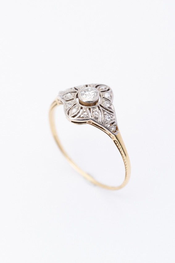 Golden Art Deco ring with brilliant and diamonds