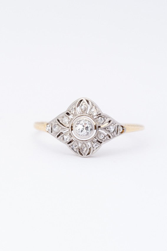 Golden Art Deco ring with brilliant and diamonds