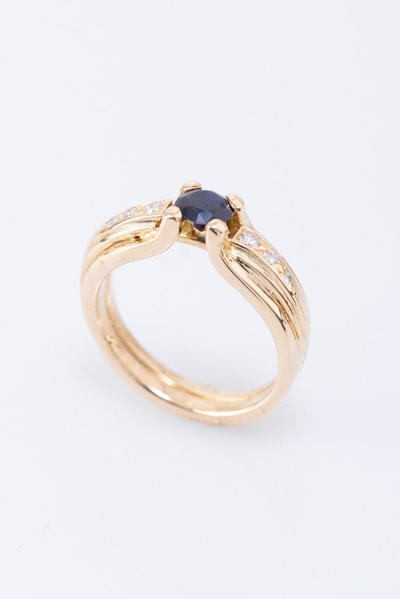 Gouden band ring met een saffier en briljanten