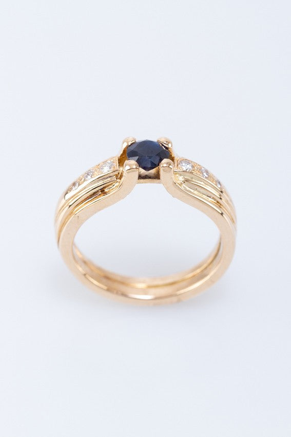 Gouden band ring met een saffier en briljanten