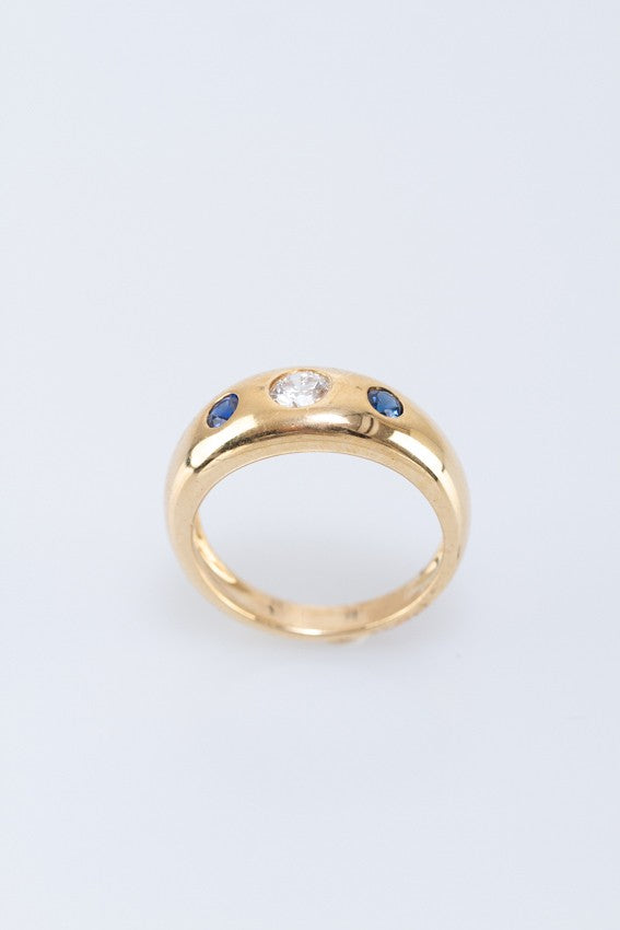 Gouden band ring met een briljant en saffieren