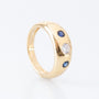 Gouden band ring met een briljant en saffieren
