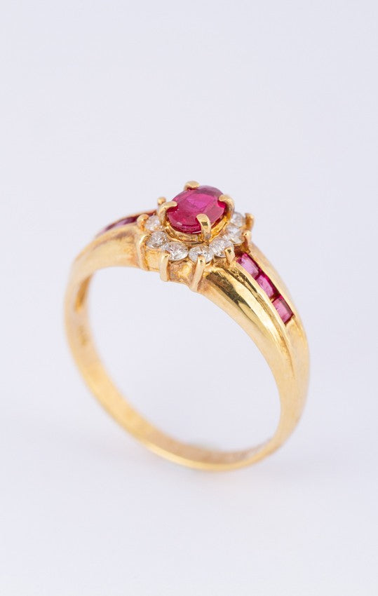 Gouden entourage ring met briljanten en robijnen