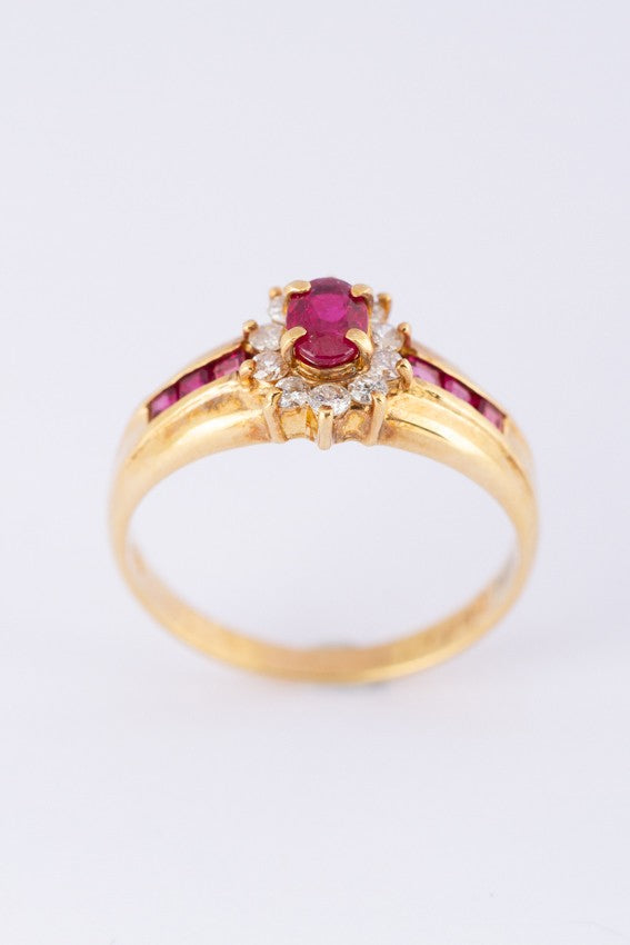 Gouden entourage ring met briljanten en robijnen