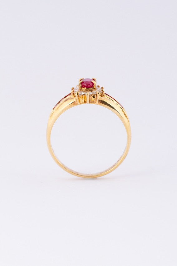 Gouden entourage ring met briljanten en robijnen