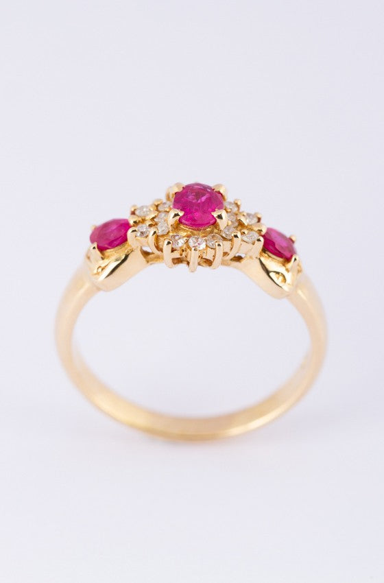 Gouden entourage ring met robijnen en diamanten