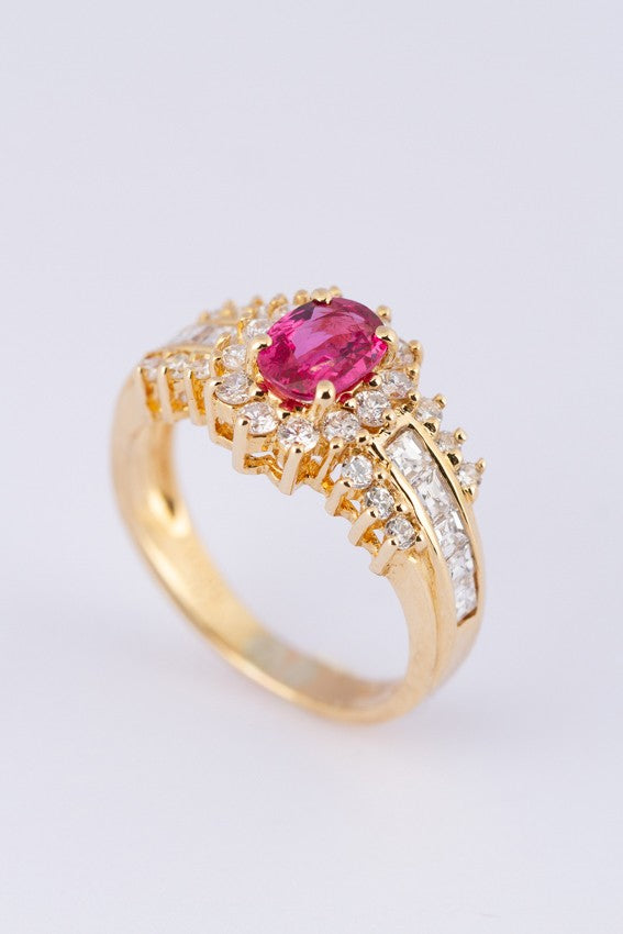 Gouden entourage ring met robijn, briljanten en diamanten