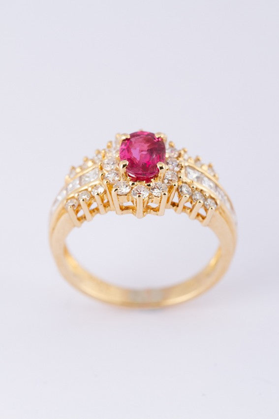 Gouden entourage ring met robijn, briljanten en diamanten