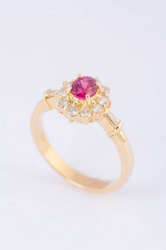 Gouden entourage ring met briljanten, diamanten en robijn