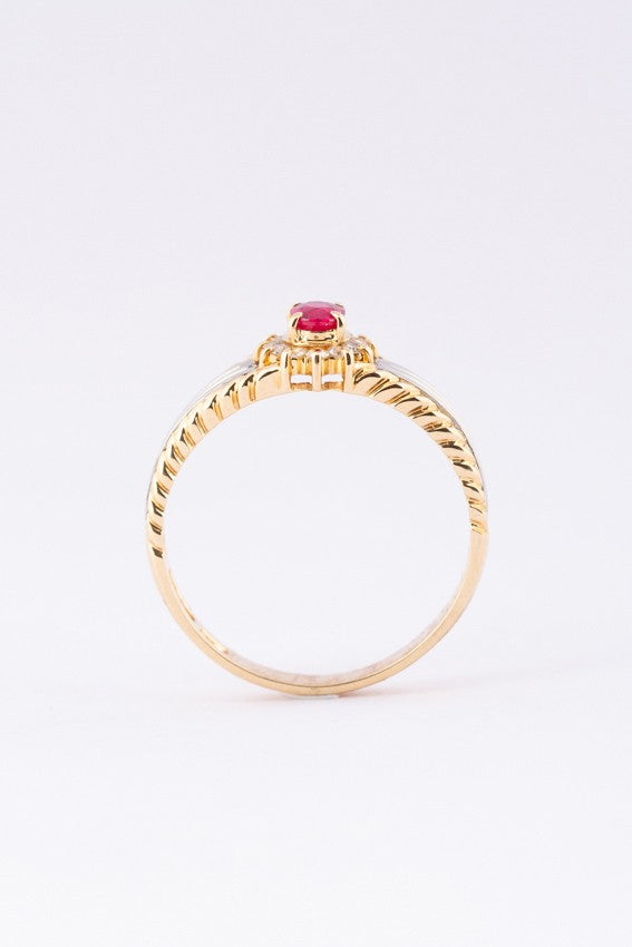 Wit/geel gouden ring met een robijn