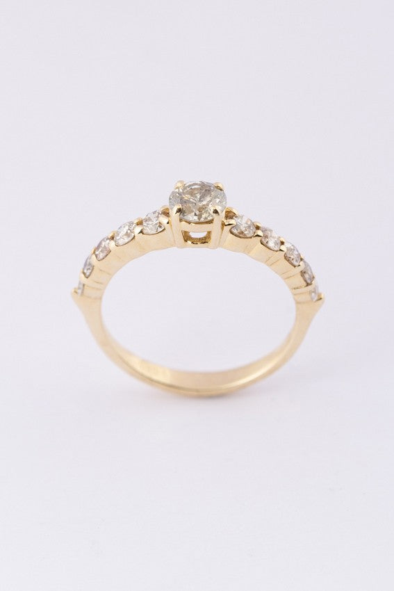 Gouden rijring met briljanten