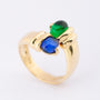Gouden slagring met blauw en groen kristal