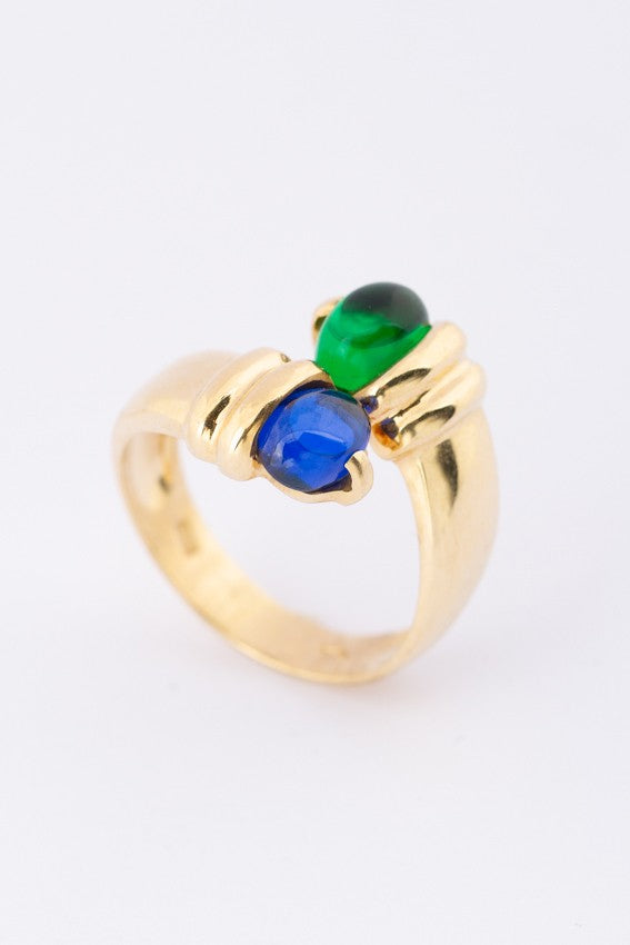 Gouden slagring met blauw en groen kristal