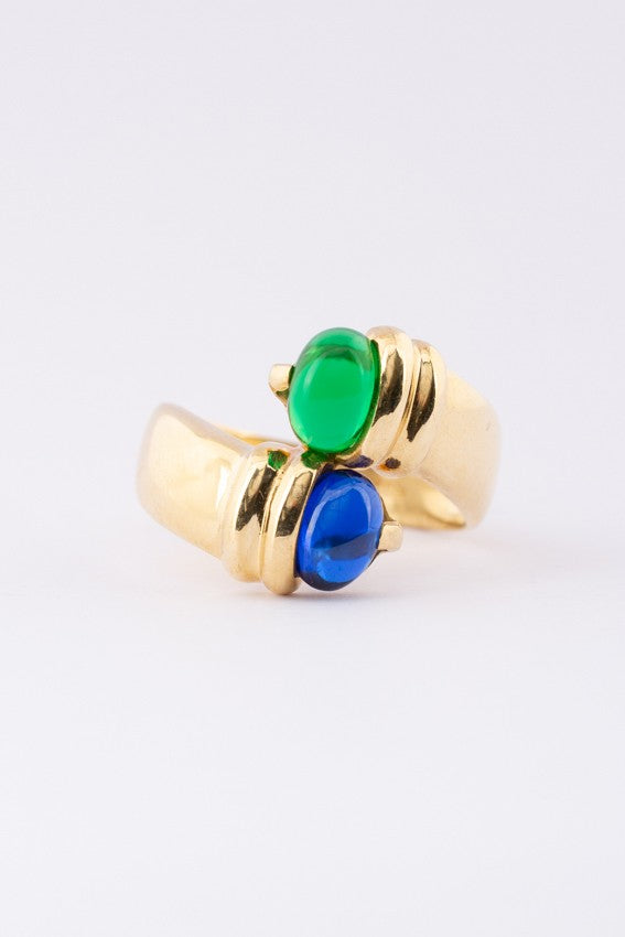 Gouden slagring met blauw en groen kristal