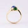 Gouden slagring met blauw en groen kristal