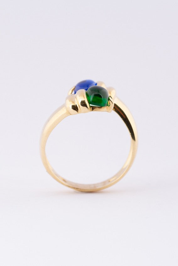 Gouden slagring met blauw en groen kristal
